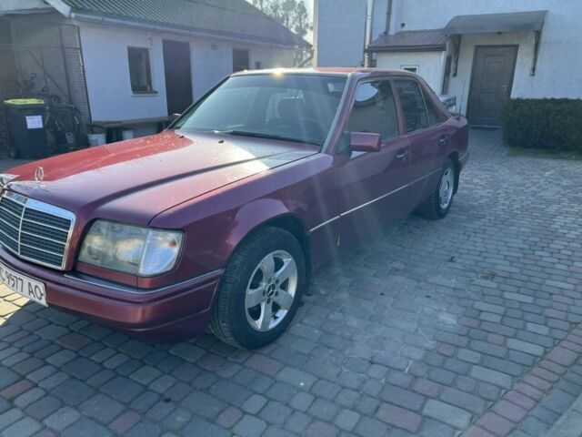 Красный Мерседес В124, объемом двигателя 2.5 л и пробегом 321 тыс. км за 3200 $, фото 5 на Automoto.ua