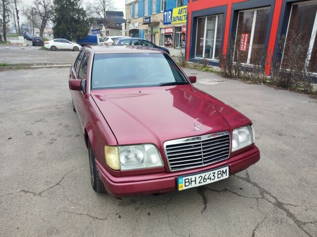 Красный Мерседес В124, объемом двигателя 2.5 л и пробегом 220 тыс. км за 1200 $, фото 1 на Automoto.ua