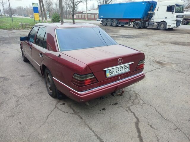 Красный Мерседес В124, объемом двигателя 2.5 л и пробегом 220 тыс. км за 1200 $, фото 2 на Automoto.ua
