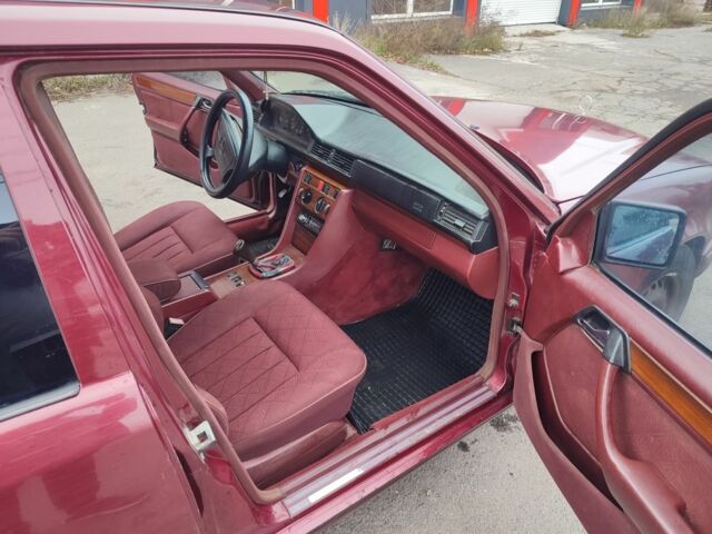 Красный Мерседес В124, объемом двигателя 2.5 л и пробегом 220 тыс. км за 1200 $, фото 8 на Automoto.ua