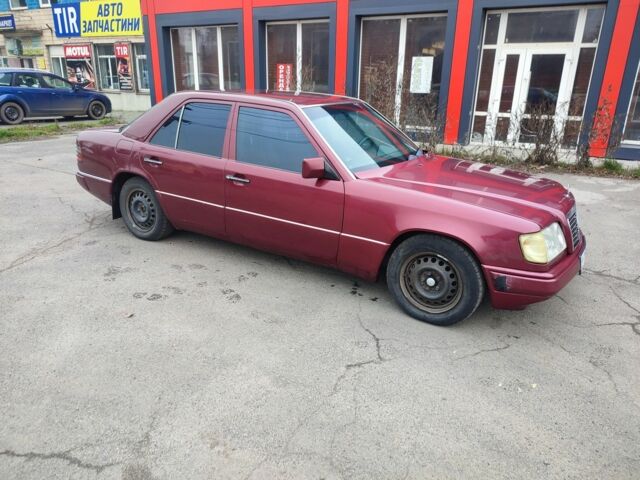 Красный Мерседес В124, объемом двигателя 2.5 л и пробегом 220 тыс. км за 1200 $, фото 4 на Automoto.ua