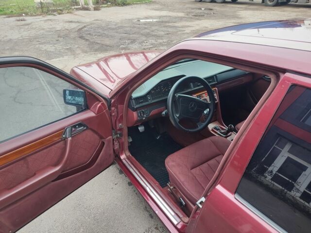 Красный Мерседес В124, объемом двигателя 2.5 л и пробегом 220 тыс. км за 1200 $, фото 6 на Automoto.ua