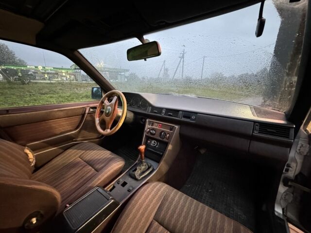 Сірий Мерседес В124, об'ємом двигуна 2.3 л та пробігом 380 тис. км за 2700 $, фото 5 на Automoto.ua