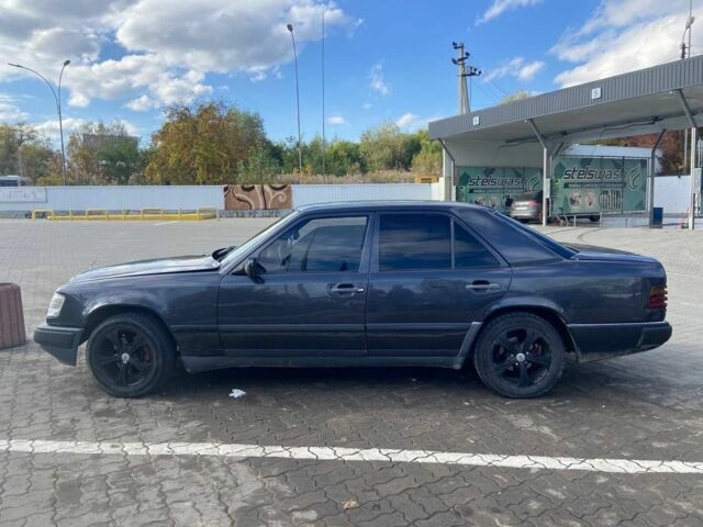 Серый Мерседес В124, объемом двигателя 2 л и пробегом 300 тыс. км за 1650 $, фото 4 на Automoto.ua