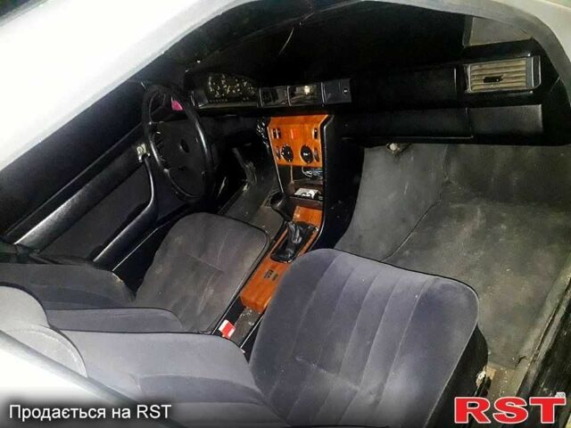 Серый Мерседес В124, объемом двигателя 2.3 л и пробегом 399 тыс. км за 432 $, фото 2 на Automoto.ua