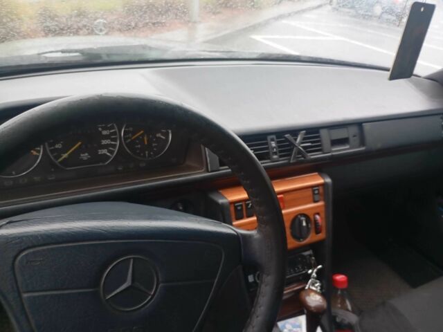 Серый Мерседес В124, объемом двигателя 2 л и пробегом 380 тыс. км за 3200 $, фото 4 на Automoto.ua