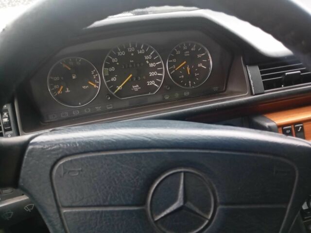 Серый Мерседес В124, объемом двигателя 2 л и пробегом 380 тыс. км за 3200 $, фото 5 на Automoto.ua