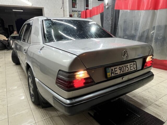 Серый Мерседес В124, объемом двигателя 2.6 л и пробегом 500 тыс. км за 1300 $, фото 3 на Automoto.ua