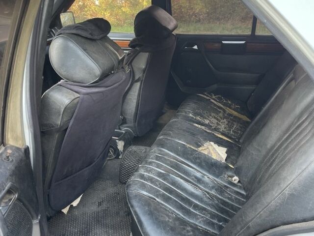 Серый Мерседес В124, объемом двигателя 2 л и пробегом 3 тыс. км за 700 $, фото 4 на Automoto.ua