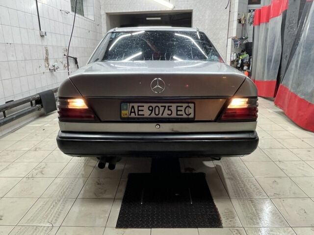 Серый Мерседес В124, объемом двигателя 2.6 л и пробегом 500 тыс. км за 1300 $, фото 7 на Automoto.ua