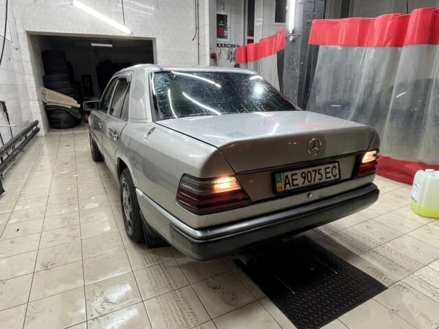 Серый Мерседес В124, объемом двигателя 2.6 л и пробегом 500 тыс. км за 1300 $, фото 10 на Automoto.ua