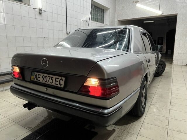 Серый Мерседес В124, объемом двигателя 2.6 л и пробегом 500 тыс. км за 1300 $, фото 2 на Automoto.ua