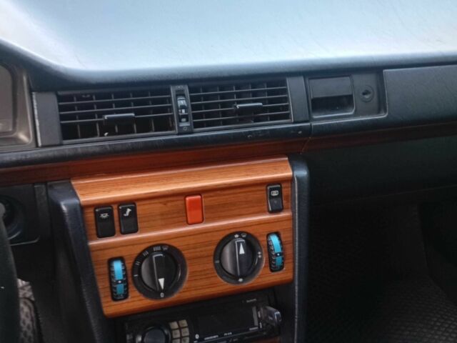 Серый Мерседес В124, объемом двигателя 2 л и пробегом 380 тыс. км за 3200 $, фото 8 на Automoto.ua