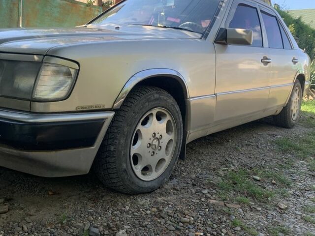 Серый Мерседес В124, объемом двигателя 2.5 л и пробегом 360 тыс. км за 2200 $, фото 1 на Automoto.ua