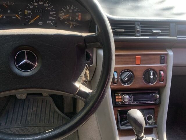 Серый Мерседес В124, объемом двигателя 2.5 л и пробегом 360 тыс. км за 2200 $, фото 6 на Automoto.ua