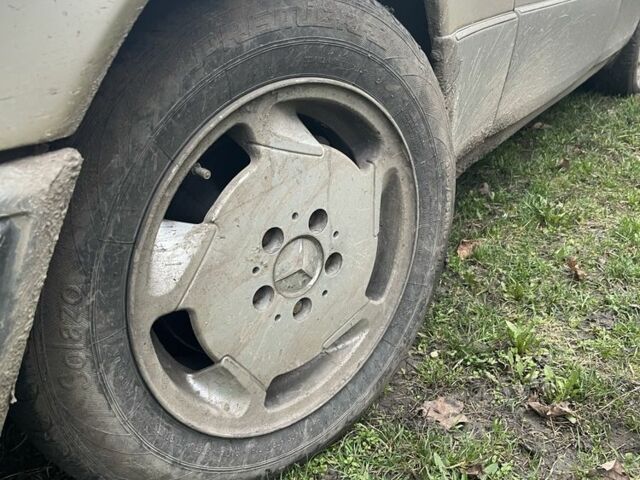 Сірий Мерседес В124, об'ємом двигуна 2.6 л та пробігом 400 тис. км за 1500 $, фото 1 на Automoto.ua