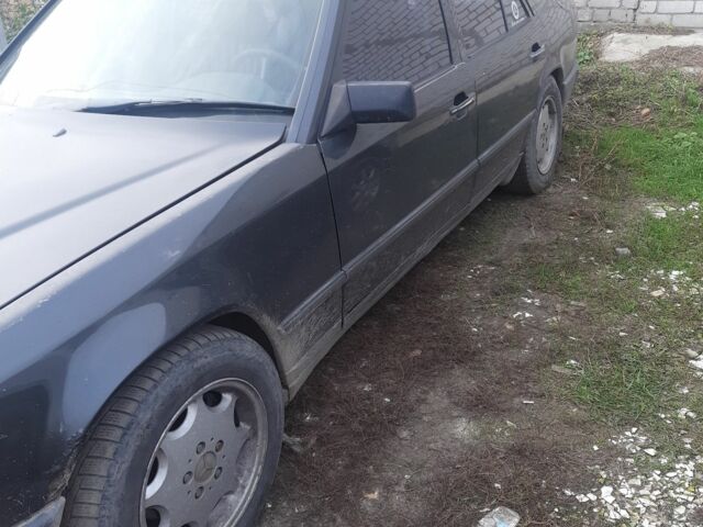 Серый Мерседес В124, объемом двигателя 2.2 л и пробегом 400 тыс. км за 2000 $, фото 1 на Automoto.ua