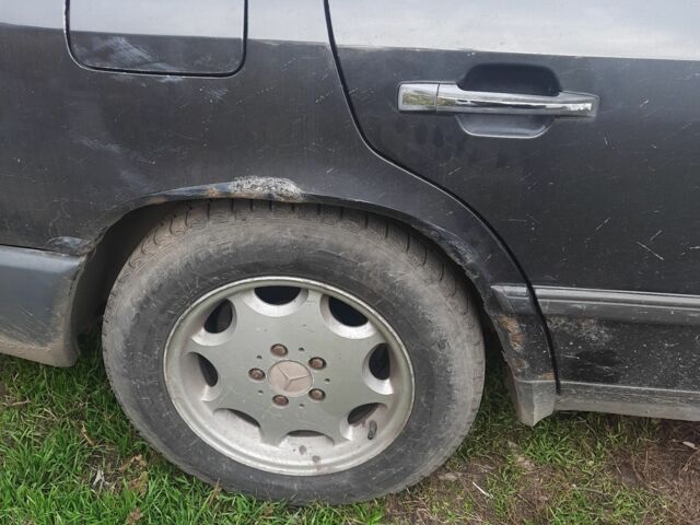 Серый Мерседес В124, объемом двигателя 2.2 л и пробегом 400 тыс. км за 2000 $, фото 2 на Automoto.ua