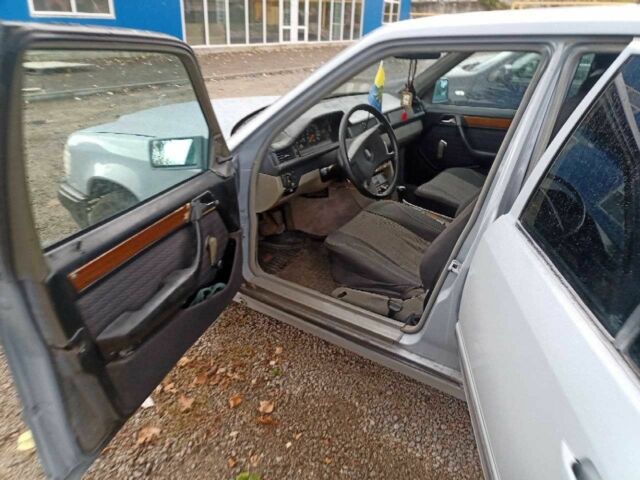 Серый Мерседес В124, объемом двигателя 2.3 л и пробегом 270 тыс. км за 2500 $, фото 1 на Automoto.ua