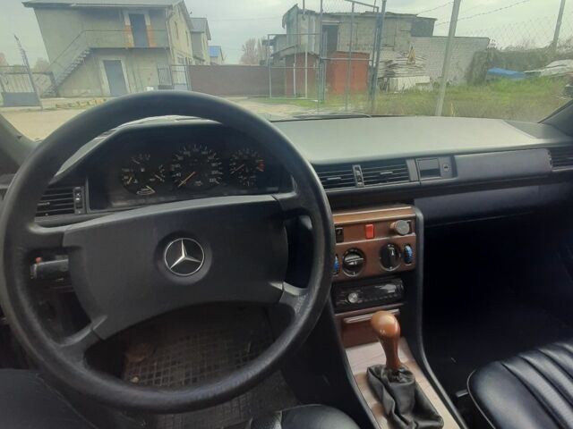 Серый Мерседес В124, объемом двигателя 2.2 л и пробегом 400 тыс. км за 2000 $, фото 3 на Automoto.ua