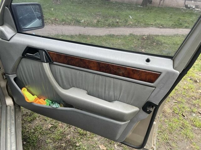 Сірий Мерседес В124, об'ємом двигуна 2.6 л та пробігом 400 тис. км за 1500 $, фото 6 на Automoto.ua