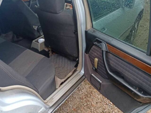 Серый Мерседес В124, объемом двигателя 2.3 л и пробегом 270 тыс. км за 2500 $, фото 9 на Automoto.ua