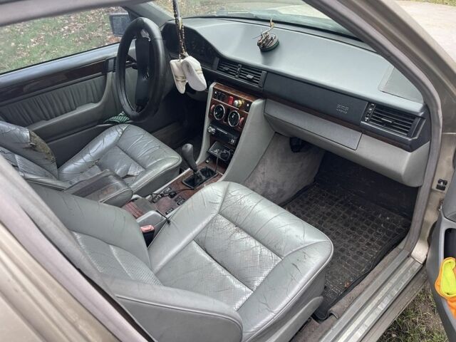 Сірий Мерседес В124, об'ємом двигуна 2.6 л та пробігом 400 тис. км за 1500 $, фото 4 на Automoto.ua