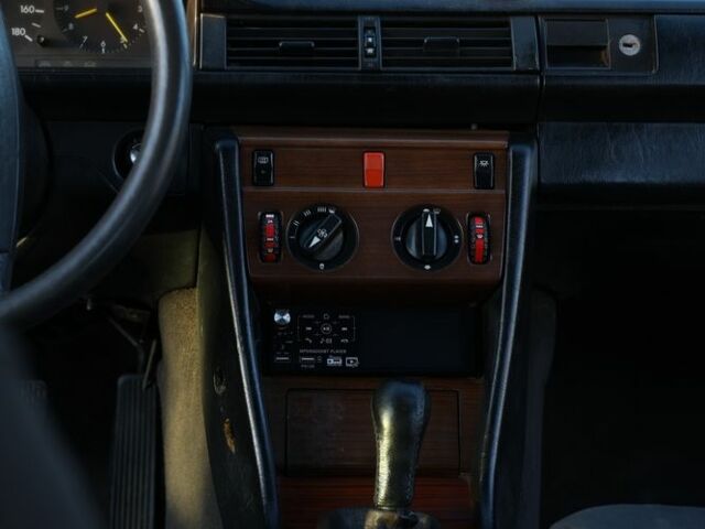 Сірий Мерседес В124, об'ємом двигуна 2 л та пробігом 350 тис. км за 1699 $, фото 17 на Automoto.ua