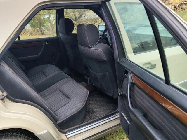 Сірий Мерседес В124, об'ємом двигуна 3 л та пробігом 311 тис. км за 1900 $, фото 11 на Automoto.ua