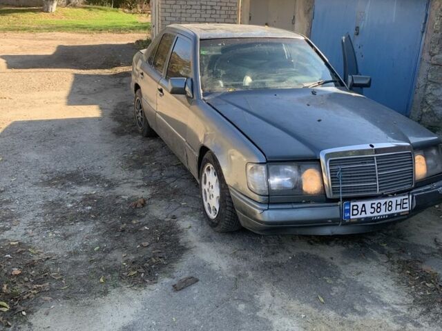 Сірий Мерседес В124, об'ємом двигуна 3 л та пробігом 250 тис. км за 1600 $, фото 5 на Automoto.ua
