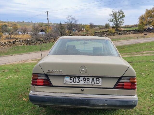 Сірий Мерседес В124, об'ємом двигуна 3 л та пробігом 311 тис. км за 1900 $, фото 4 на Automoto.ua