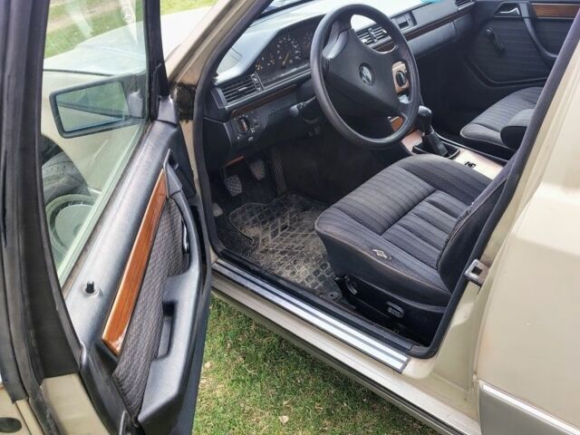 Сірий Мерседес В124, об'ємом двигуна 3 л та пробігом 311 тис. км за 1900 $, фото 9 на Automoto.ua