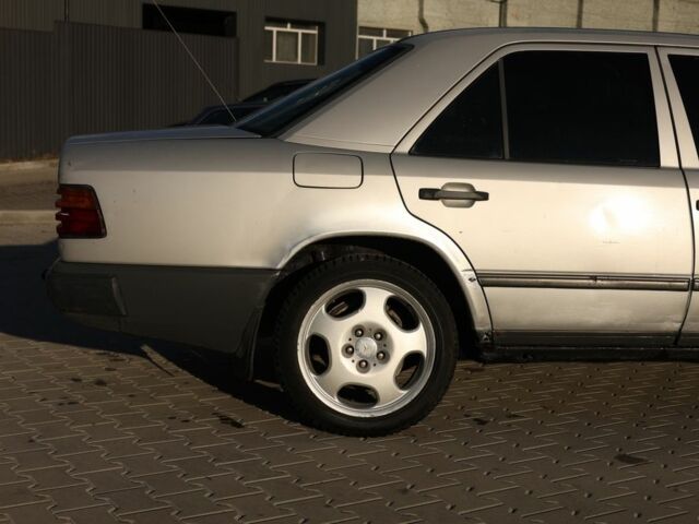 Сірий Мерседес В124, об'ємом двигуна 2 л та пробігом 350 тис. км за 1699 $, фото 6 на Automoto.ua