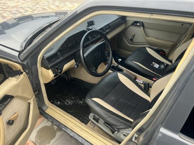 Серый Мерседес В124, объемом двигателя 2.5 л и пробегом 3 тыс. км за 4200 $, фото 6 на Automoto.ua