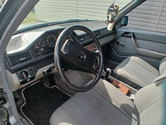 Сірий Мерседес В124, об'ємом двигуна 2 л та пробігом 360 тис. км за 3000 $, фото 3 на Automoto.ua