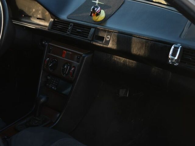 Сірий Мерседес В124, об'ємом двигуна 2 л та пробігом 350 тис. км за 1699 $, фото 19 на Automoto.ua