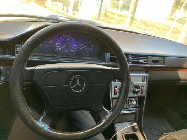 Сірий Мерседес В124, об'ємом двигуна 3 л та пробігом 250 тис. км за 1600 $, фото 4 на Automoto.ua