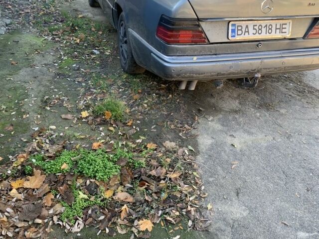 Сірий Мерседес В124, об'ємом двигуна 3 л та пробігом 250 тис. км за 1600 $, фото 1 на Automoto.ua