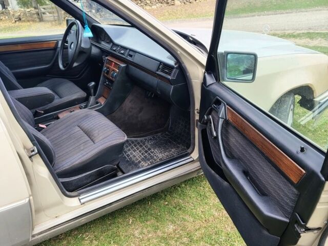 Сірий Мерседес В124, об'ємом двигуна 3 л та пробігом 311 тис. км за 1900 $, фото 10 на Automoto.ua