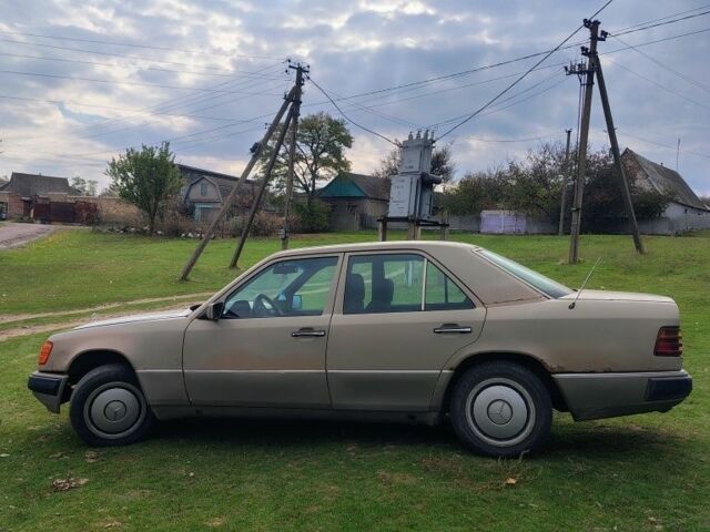 Сірий Мерседес В124, об'ємом двигуна 3 л та пробігом 311 тис. км за 1900 $, фото 6 на Automoto.ua