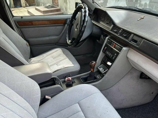 Серый Мерседес В124, объемом двигателя 2 л и пробегом 400 тыс. км за 1800 $, фото 4 на Automoto.ua