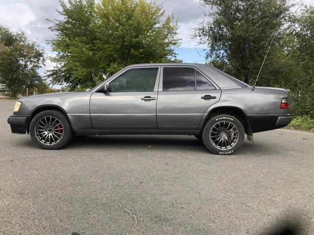 Сірий Мерседес В124, об'ємом двигуна 2.3 л та пробігом 319 тис. км за 1700 $, фото 1 на Automoto.ua