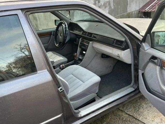 Серый Мерседес В124, объемом двигателя 2 л и пробегом 400 тыс. км за 1800 $, фото 3 на Automoto.ua