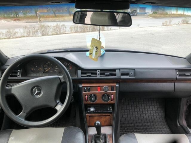 Сірий Мерседес В124, об'ємом двигуна 2.3 л та пробігом 319 тис. км за 1700 $, фото 6 на Automoto.ua