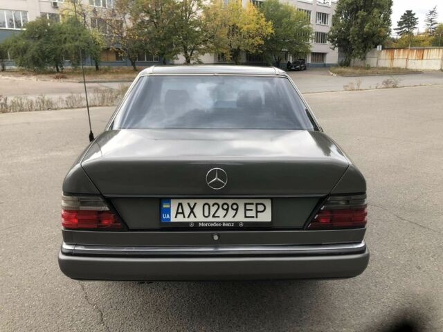 Сірий Мерседес В124, об'ємом двигуна 2.3 л та пробігом 319 тис. км за 1700 $, фото 4 на Automoto.ua