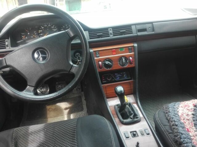 Сірий Мерседес В124, об'ємом двигуна 0 л та пробігом 270 тис. км за 3600 $, фото 3 на Automoto.ua