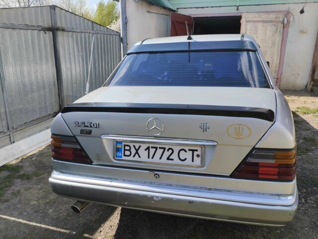 Сірий Мерседес В124, об'ємом двигуна 2 л та пробігом 123 тис. км за 1500 $, фото 2 на Automoto.ua