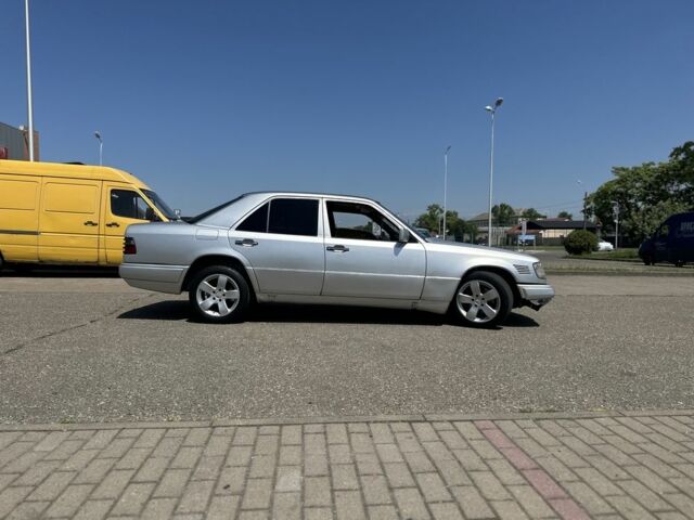 Серый Мерседес В124, объемом двигателя 2.5 л и пробегом 352 тыс. км за 2000 $, фото 4 на Automoto.ua