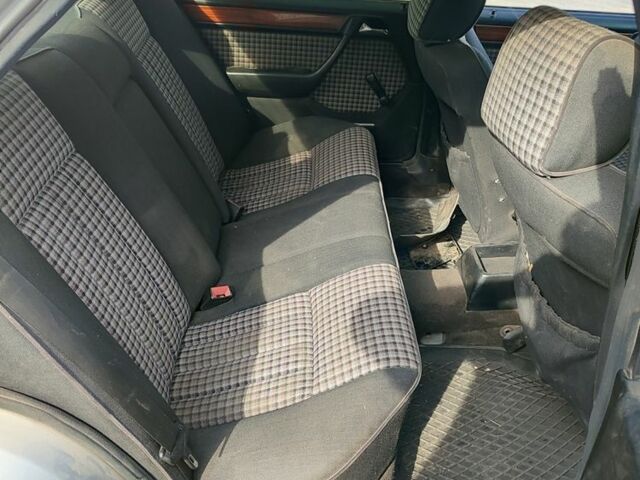 Серый Мерседес В124, объемом двигателя 2.2 л и пробегом 370 тыс. км за 1700 $, фото 7 на Automoto.ua