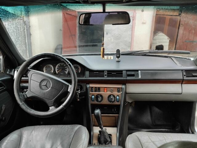 Сірий Мерседес В124, об'ємом двигуна 2 л та пробігом 123 тис. км за 1500 $, фото 3 на Automoto.ua